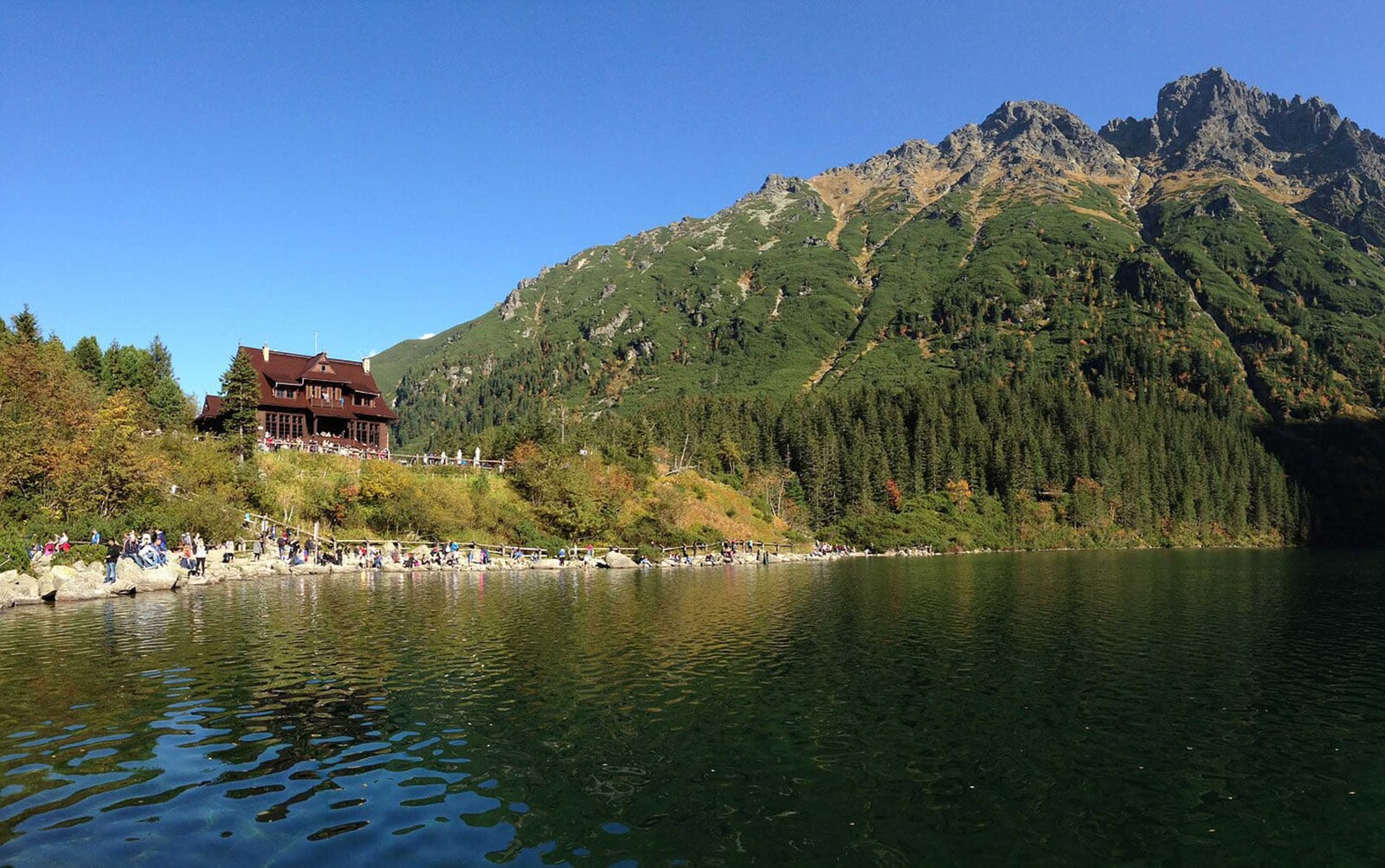 Panoramiczny widok na Morskie Oko i otaczające je szczyty
