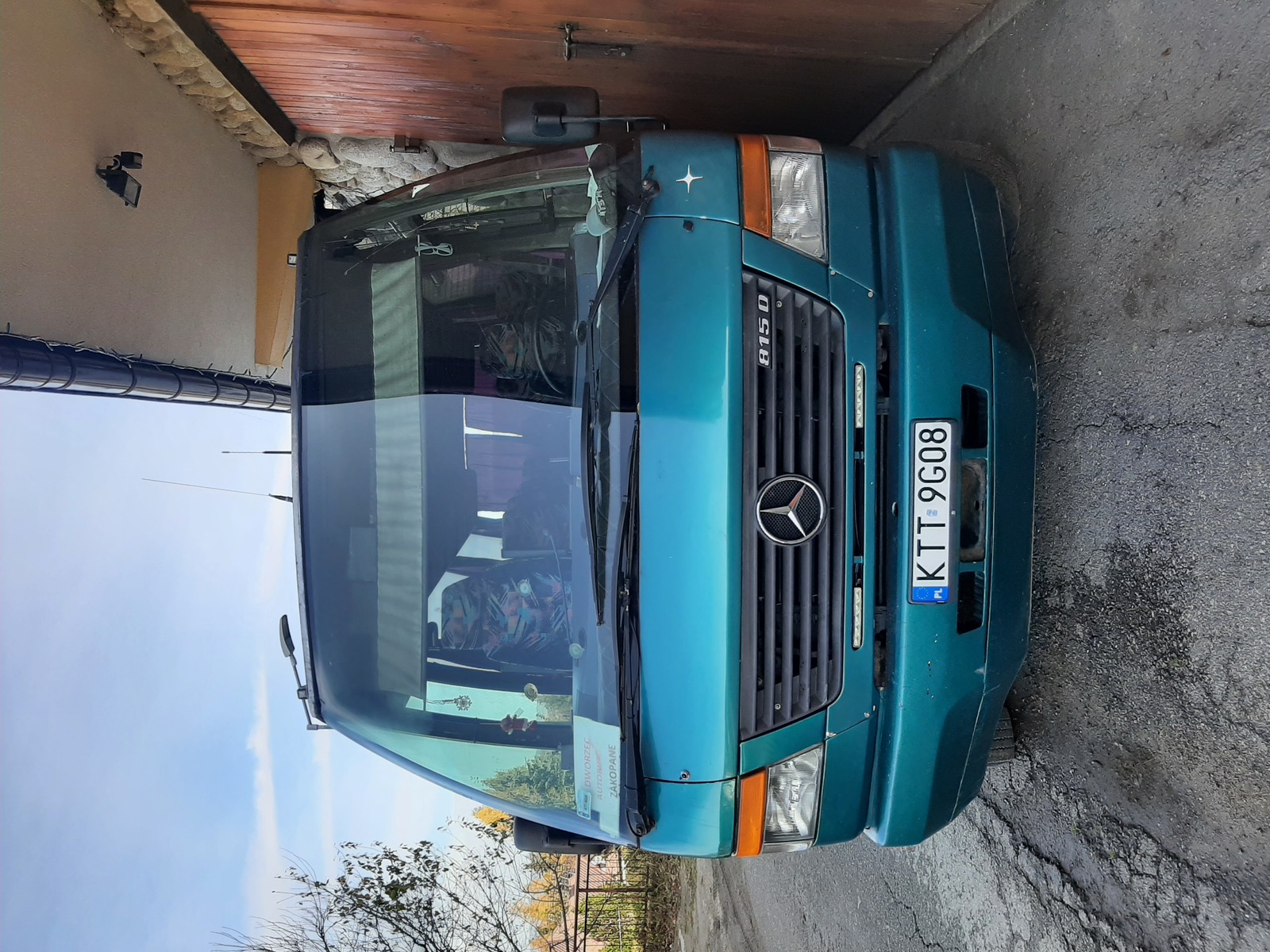 Komfortowy bus do transportu osobowego.