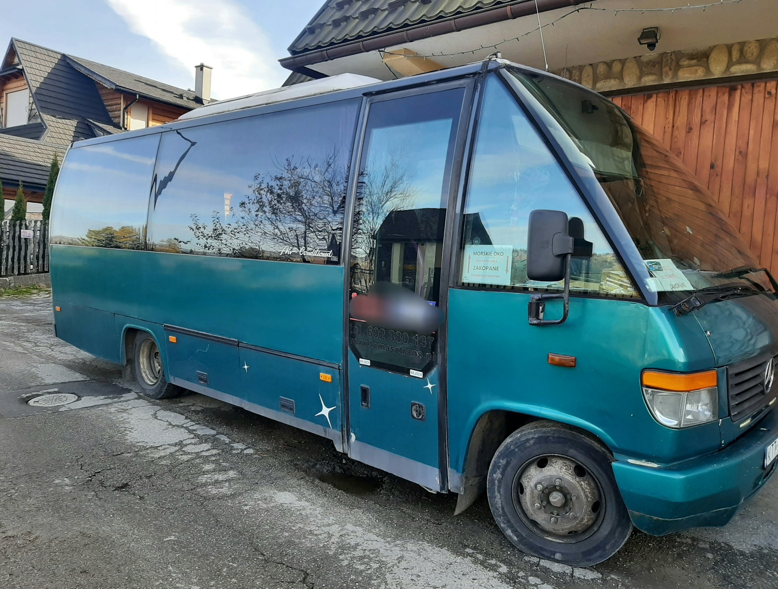 Nowoczesny bus dostępny na wynajem.